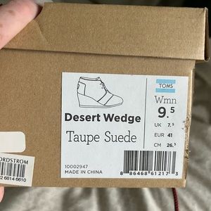 Toms Desert wedge in Taupe suede